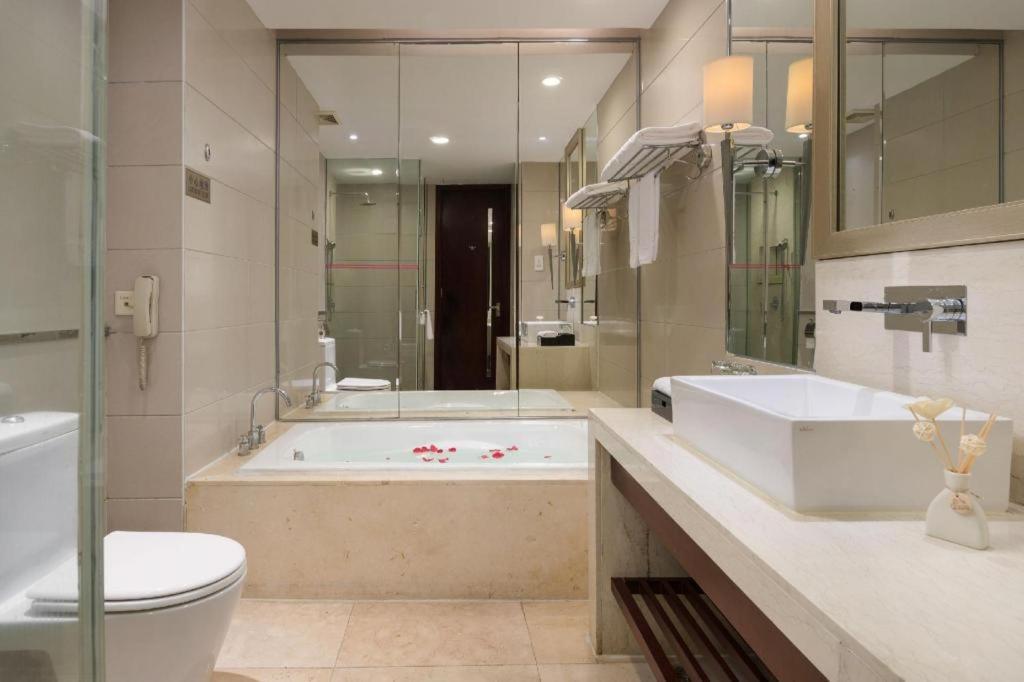 Leisure Hotel Dongguan  Exterior photo
